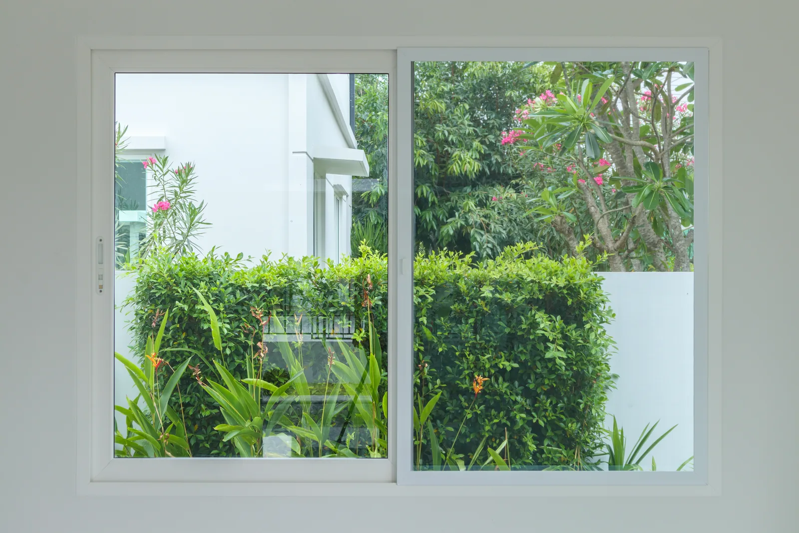 Fenêtre sur mesure PVC, aluminium ou bois – Ciel Habitat France