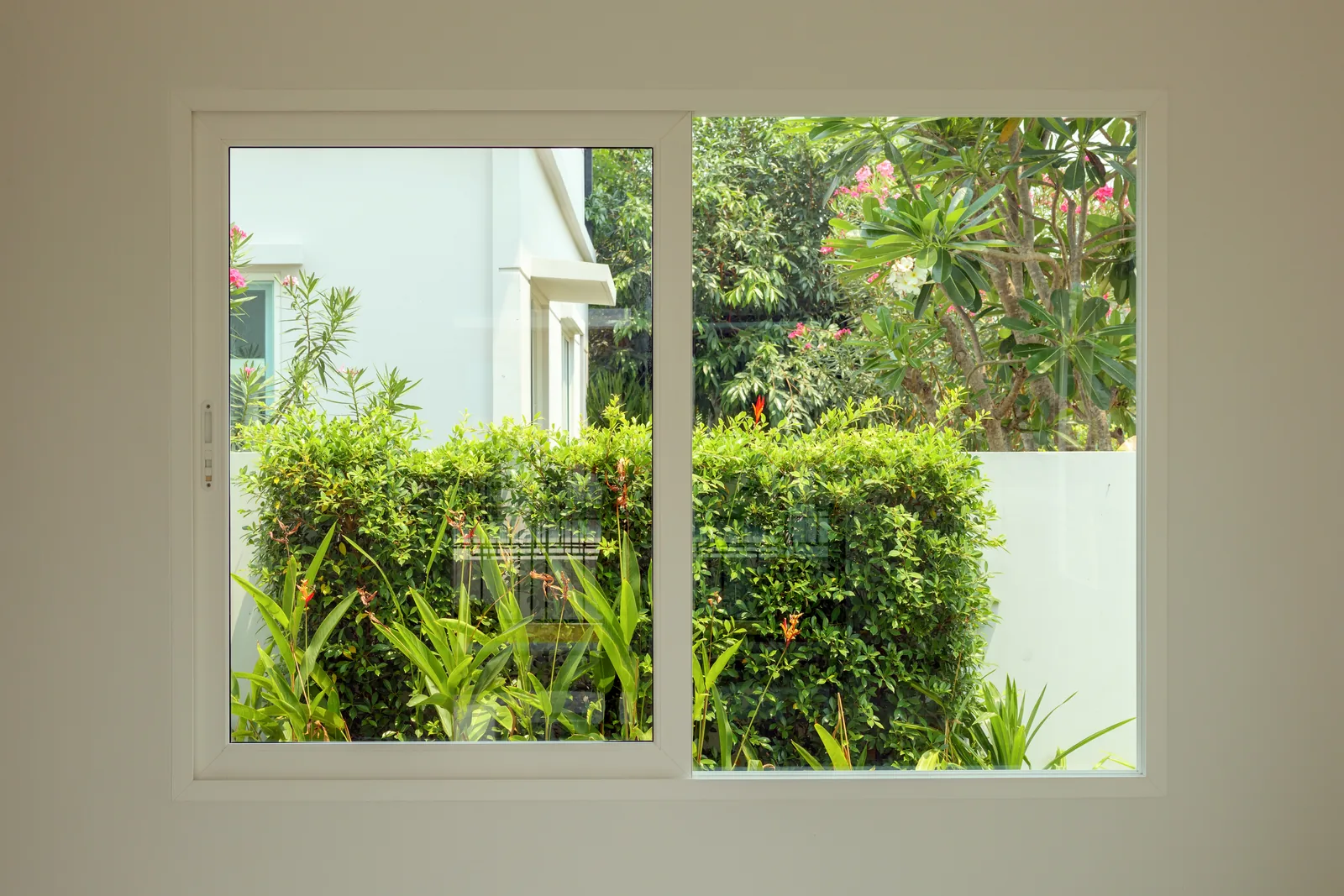 Fenêtre sur mesure PVC, aluminium ou bois – Ciel Habitat France