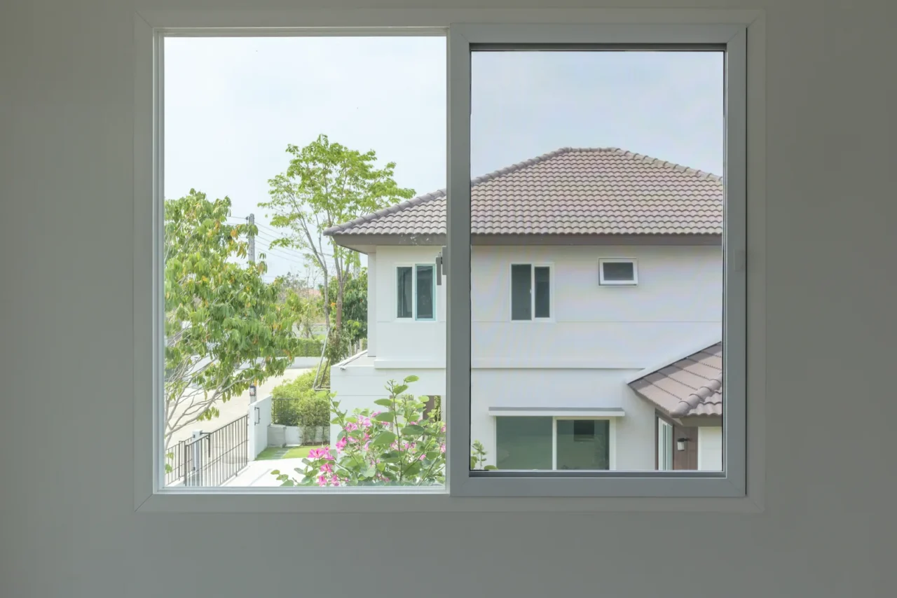 Fenêtre sur mesure PVC, aluminium ou bois – Ciel Habitat France