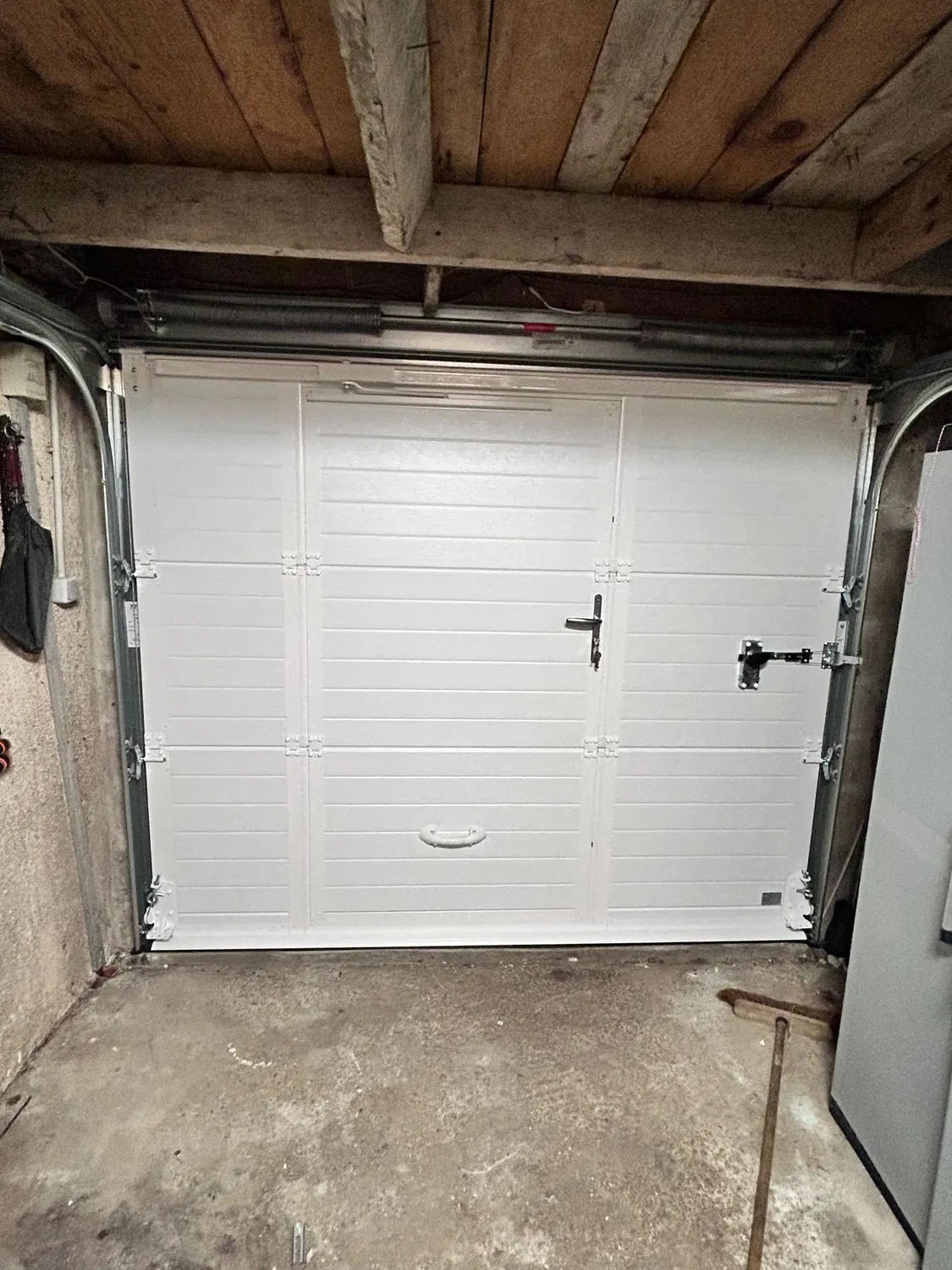 Porte De Garage Blanche Maison Individuelle